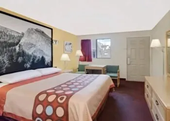 Super 8 by Wyndham Bishop hotel thumbnail 5