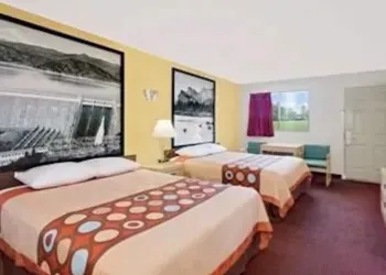 Super 8 by Wyndham Bishop hotel thumbnail 6