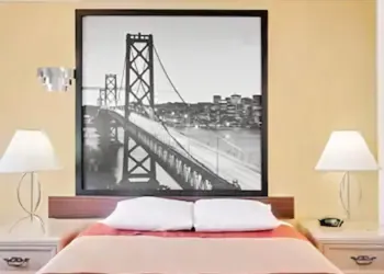Super 8 by Wyndham Bishop hotel thumbnail 8