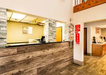 Econo Lodge Watertown hotel thumbnail 3