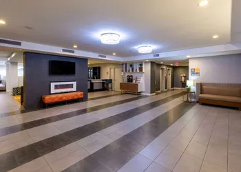 La Quinta Inn & Suites by Wyndham Tulsa Downtown/Route 66 hotel thumbnail 3