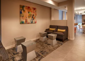 La Quinta Inn & Suites by Wyndham Tulsa Downtown/Route 66 hotel thumbnail 4