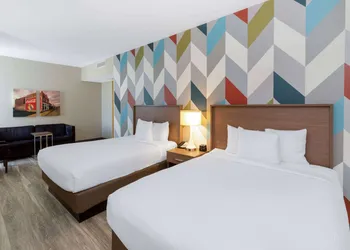 La Quinta Inn & Suites by Wyndham Tulsa Downtown/Route 66 hotel thumbnail 5