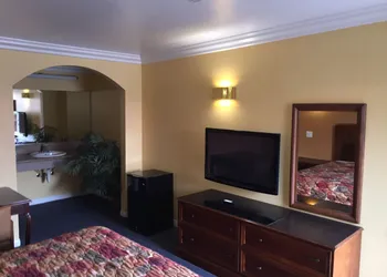 Industry Inn & Suites hotel thumbnail 5