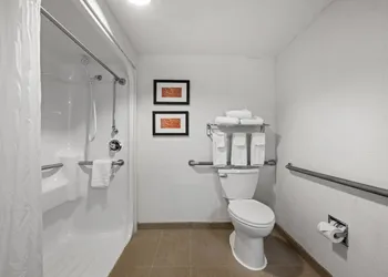 Comfort Suites Near Casinos Norwich-Uncasville CT hotel thumbnail 5