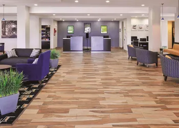 La Quinta Inn & Suites by Wyndham Karnes City - Kenedy hotel thumbnail 4