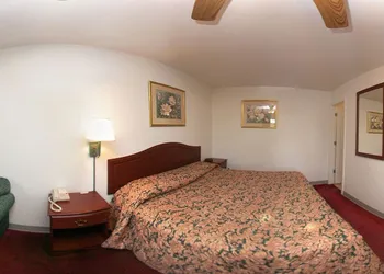 Econo Lodge Bartlesville Hwy 75 hotel thumbnail 2