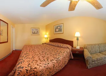 Econo Lodge Bartlesville Hwy 75 hotel thumbnail 5
