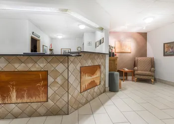 Super 8 by Wyndham Dauphin hotel thumbnail 2