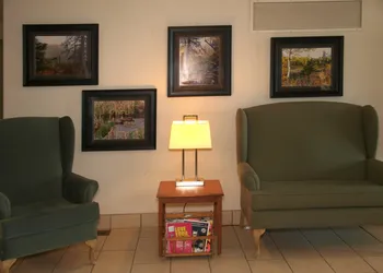 Super 8 by Wyndham Dauphin hotel thumbnail 3
