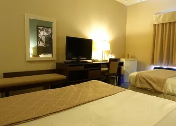 Super 8 by Wyndham Dauphin hotel thumbnail 4