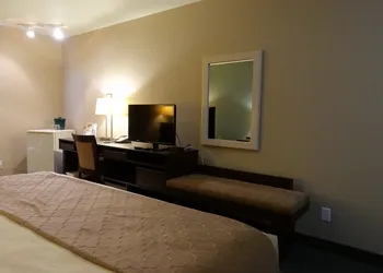 Super 8 by Wyndham Dauphin hotel thumbnail 5