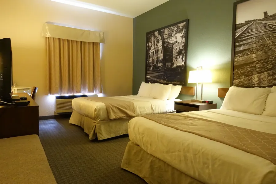 Super 8 by Wyndham Dauphin hotel detail image 6