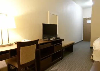 Super 8 by Wyndham Dauphin hotel thumbnail 7