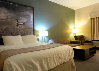 Super 8 by Wyndham Dauphin hotel thumbnail 8