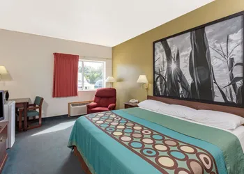 Super 8 by Wyndham Cresco IA hotel thumbnail 3