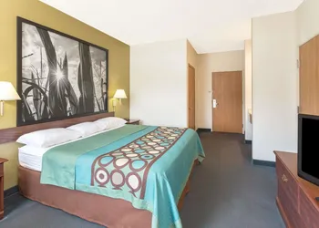 Super 8 by Wyndham Cresco IA hotel thumbnail 6