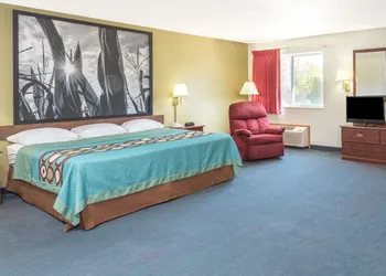 Super 8 by Wyndham Cresco IA hotel thumbnail 7