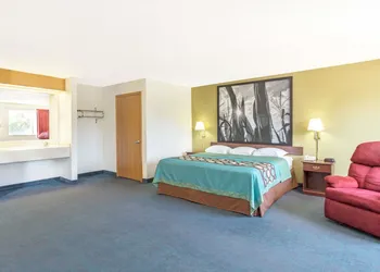 Super 8 by Wyndham Cresco IA hotel thumbnail 8