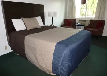 Cougar Land Motel hotel thumbnail 4