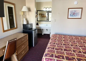 Economy Inn hotel thumbnail 6