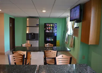 Super 8 by Wyndham Devils Lake hotel thumbnail 6
