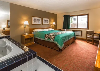 Super 8 by Wyndham Hartford WI hotel thumbnail 3