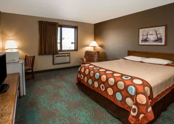 Super 8 by Wyndham Hartford WI hotel thumbnail 4