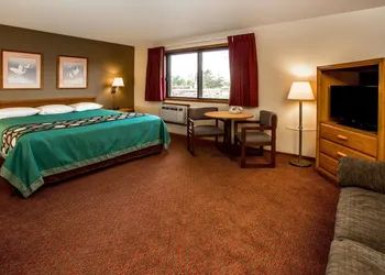 Super 8 by Wyndham Hartford WI hotel thumbnail 5