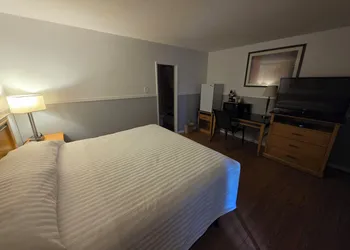 Falcon Nest Motel hotel thumbnail 2