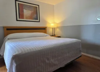 Falcon Nest Motel hotel thumbnail 5