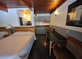 Falcon Nest Motel hotel thumbnail 6