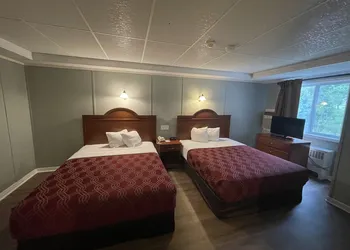 Super 8 by Wyndham Pembroke hotel thumbnail 7
