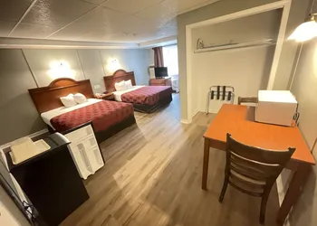 Super 8 by Wyndham Pembroke hotel thumbnail 8