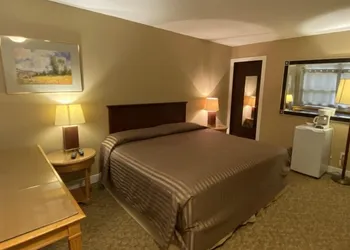 Twin Creeks Motel hotel thumbnail 6