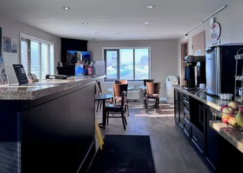 Super 8 by Wyndham Guelph hotel thumbnail 2