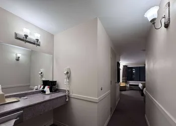 Super 8 by Wyndham Guelph hotel thumbnail 5