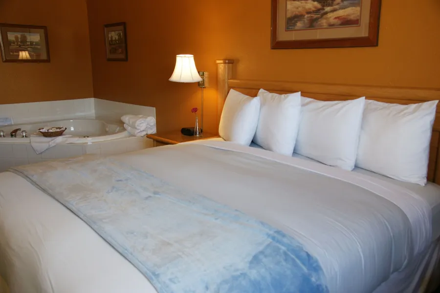 R & R Inn & Suites hotel detail image 6