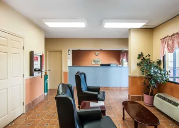 Econo Lodge Inn & Suites Tuscaloosa I-20 hotel thumbnail 2