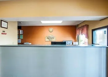 Econo Lodge Inn & Suites Tuscaloosa I-20 hotel thumbnail 3