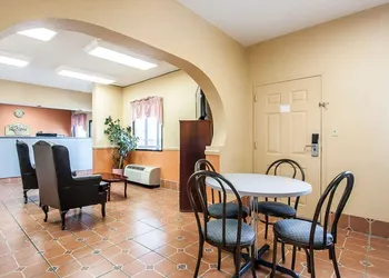 Econo Lodge Inn & Suites Tuscaloosa I-20 hotel thumbnail 5