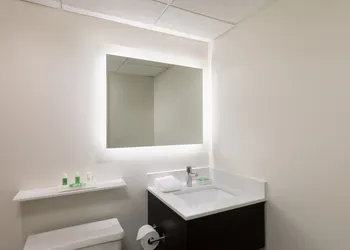 Holiday Inn Clark - Newark Area by IHG hotel thumbnail 7