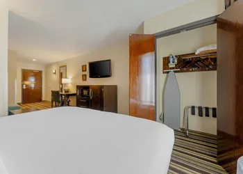 Comfort Inn & Suites Triadelphia - Wheeling hotel thumbnail 7
