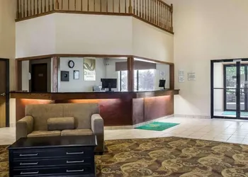 Quality Suites Near West Acres hotel thumbnail 2