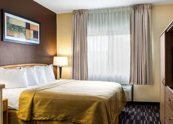 Quality Suites Near West Acres hotel thumbnail 6