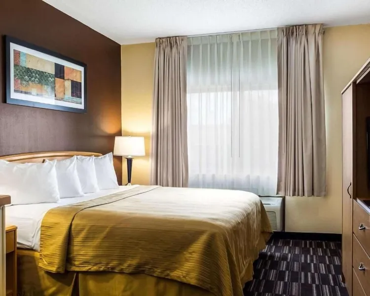 Quality Suites Near West Acres hotel detail image 6