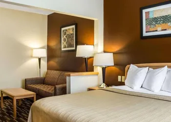 Quality Suites Near West Acres hotel thumbnail 7