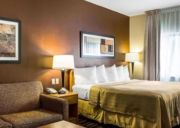 Quality Suites Near West Acres hotel thumbnail 8