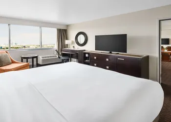 Crowne Plaza Phoenix Airport - PHX by IHG hotel thumbnail 8