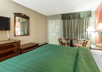 Quality Inn & Suites Macon North hotel thumbnail 8